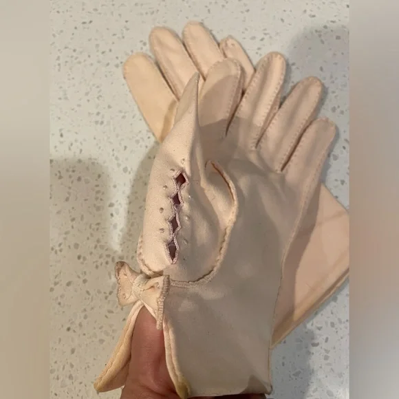 Authentic Vintage 1952 Christian Dior Shalimar Gloves | Pale Pink Leather with B - Picture 14 of 16